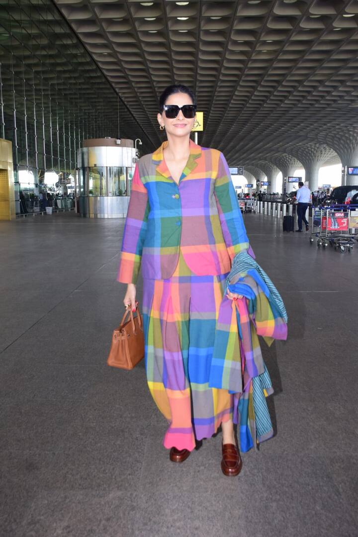 सोनमचा स्टायलिश लूक इंटरनेटवर खूप आवडला आहे. पुन्हा एकदा सोनम कपूरच्या ग्लॅमरस स्टाइलने इंटरनेटवर धुमाकूळ घातला आहे.(photo:manavmanglani)