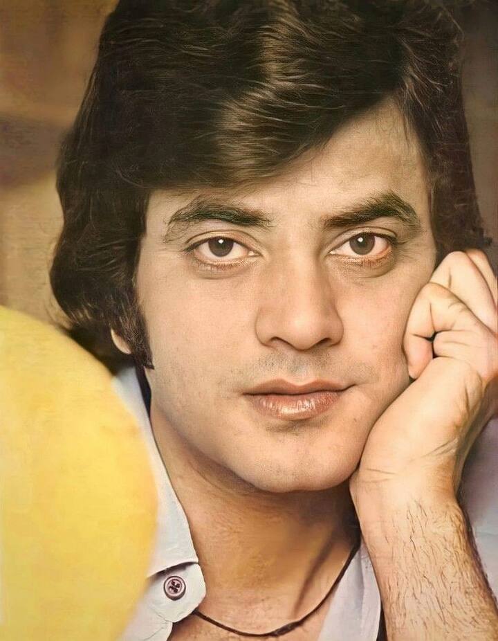 ये वाक्या उस दौर का है. जब जितेंद्र एक्टिंग में और फेमस कैमरामैन रविकांत नागाइच भी निर्देशक बनने के लिए स्ट्रगल कर रहे थे. इसी बीच रविकांत ने एक फिल्म की स्क्रिप्ट लिखी. जिसका नाम उन्होंने फर्ज रखा था.