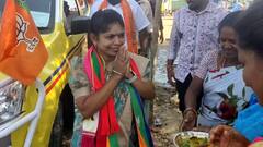 கிராமிய பாடல் பாடி நாத்து நட்டு வாக்குகள் சேகரித்த பாமக வேட்பாளர் திலகபாமா