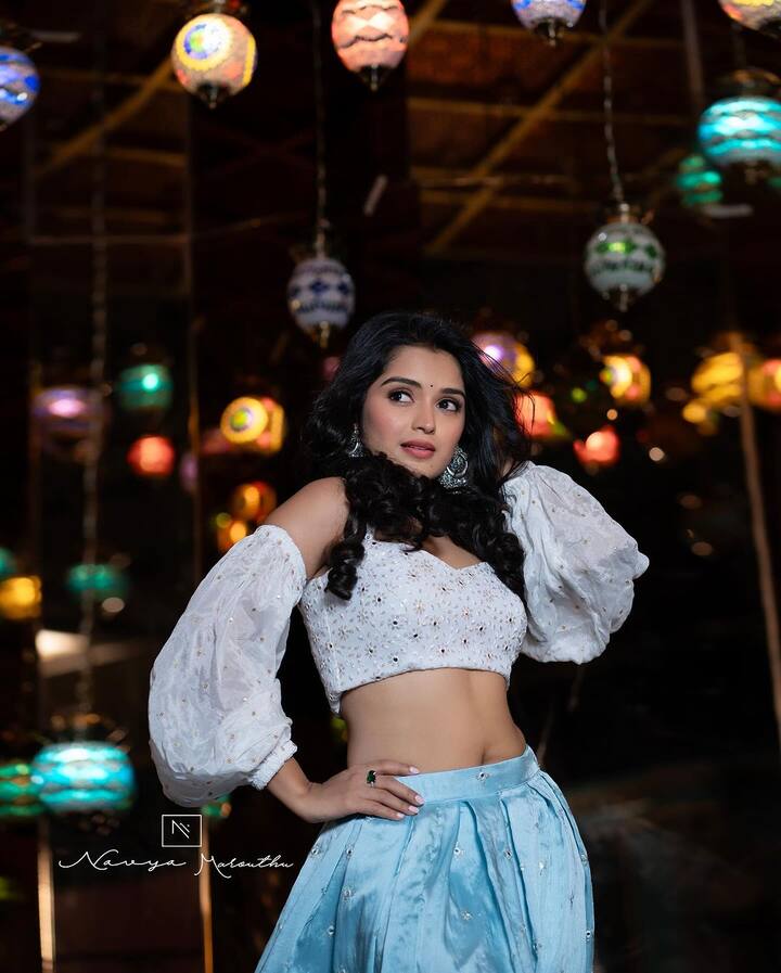 హెయిర్ లీవ్ చేసి.. పెద్ద పెద్ద చెవిరింగులు పెట్టుకుని.. ఫోటోలకు ఫోజులిచ్చింది. మినిమల్ మేకప్తో బ్లష్ బుగ్గలతో ఫోటోలు దిగింది. వాటిని సోషల్ మీడియాలో షేర్ చేసింది. (Images Source : Instagaram/priyankamjain)