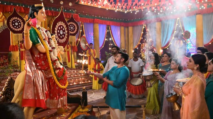 যে পুরোহিত বৌরানির পুজো করতেন, দুই দশক আগে রহস্যজনকভাবে গায়েব হয়ে যান তিনি। তারপর থেকে বৌরানির পুজোর দায়িত্ব বর্তায় এক জমিদার পরিবারের ওপর।