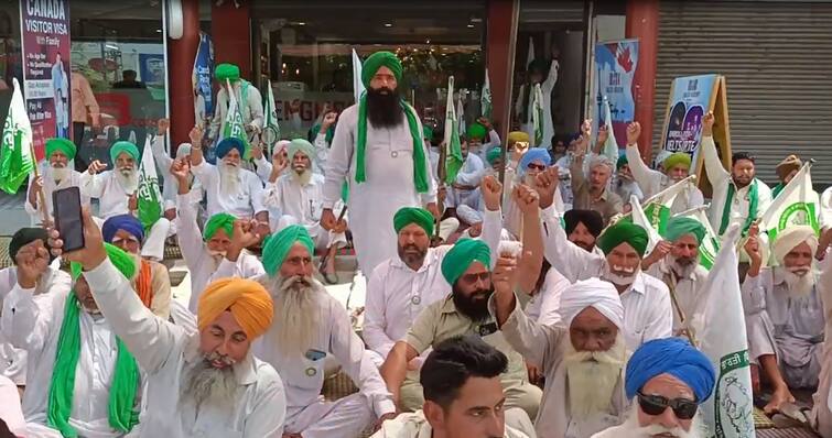 kisan union protest in front of travel agent office in barnala Barnala news: ਕਿਸਾਨ ਯੂਨੀਅਨ ਨੇ ਘੇਰਿਆ ਟਰੈਵਲ ਏਜੰਟ, ਲਾਏ ਗੰਭੀਰ ਦੋਸ਼, ਜਾਣੋ ਕੀ ਹੈ ਪੂਰਾ ਮਾਮਲਾ