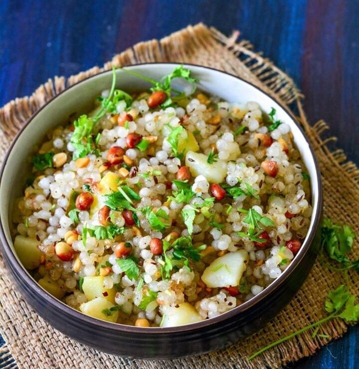 साबुदाने की खिचड़ी एक लोकप्रिय और सरल व्रत का खाना है, जिसे आप खा सकते हैं. हालांकि, आपको इसे बनाने के लिए कुछ घंटे पहले साबुदाना भिगोकर रखना होगा.
