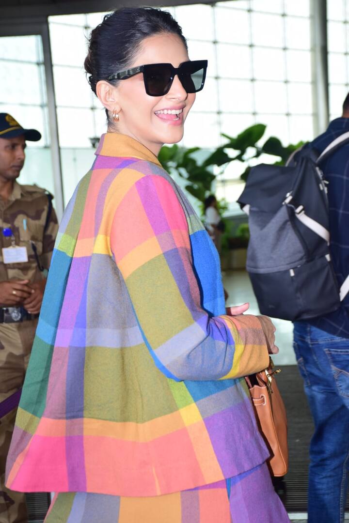 सोनम कपूर ने अपना लुक बालों में बन, काले चश्मे और अपनी मिलियन डॉलर वाली स्माइल के साथ पूरा किया.