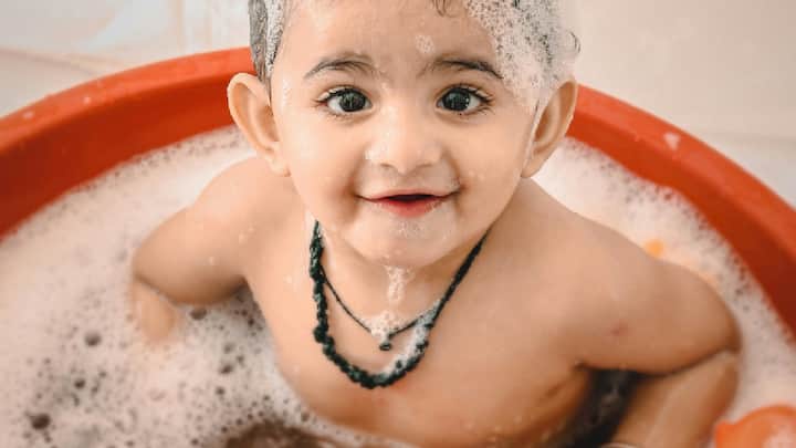 Children Bath in Summer:उन्हाळ्यात मुलांना गरम पाण्याने किंवा थंड पाण्याने आंघोळ घालणे चांगले आहे हे तुम्हाला माहीत आहे का?जाणून घ्या!