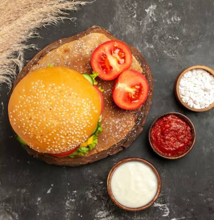 1 बर्गर बन, 1 सलाद पत्ता, ¼ कप ब्रेड क्रम्ब्स, ¼ कप मैदा घोल, ½ कप आलू, उबले हुए, ½ कप मटर, उबली हुई, 1 चम्मच अदरक-लहसुन का पेस्ट, ½ छोटा चम्मच धनिया पाउडर, ¼ छोटा चम्मच काली मिर्च पाउडर, नमक स्वाद अनुसार, ½ छोटा चम्मच जीरा पाउडर, ½ छोटा चम्मच लाल मिर्च पाउडर