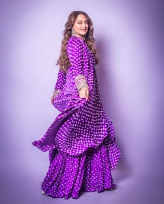 Ethnic Outfit: सोनाक्षी सिन्हा के इस पर्पल सूट को आप नवरात्रों में कर सकती हैं स्टाइल, साथ में पहनें ऐसी ज्वैलरी
