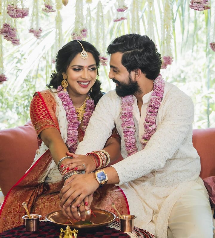 భర్తతో కలిసి.. హ్యాపీగా ఈ సంబురాన్ని చేసుకుంది. ఇన్​స్టాలో వాటిని షేర్ చేసి.. Embraced by tradition and love 💖💖💖 అంటూ క్యాప్షన్ ఇచ్చింది. (Images Source : Instagram/AmalaPaul)