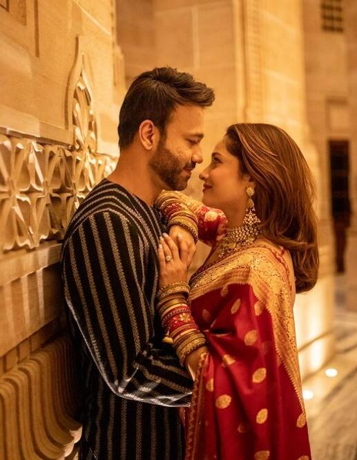 पवित्र रिश्ता फेम अंकिता लोखंडे ने बिजनेसमैन विक्की जैन से शादी की है. ये जोड़ी हाल ही में बिग बॉस 17 में नजर आई थी.