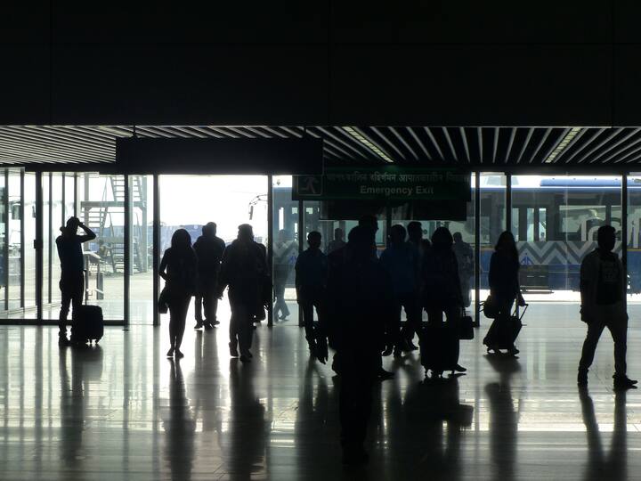 अगर आपको भी एयरपोर्ट की लंबी लाइन में नहीं लगना है और टिकट या आधार कार्ड नहीं दिखाना है तो आप इस ऐप को डाउनलोड कर सकते हैं. इसमें आपको अपना आधार, बोर्डिंग पास और सेल्फी अपलोड करनी होगी.