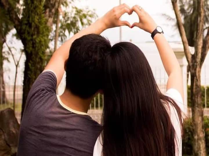 Relationship Tips lifestyle marathi news Understand your husband feelings through 7 things then you will not need any gift to convince him Relationship Tips : 'कधीतरी पतीच्याही भावना समजून घ्या की...' नवऱ्याला पत्नीकडून नेमकं काय हवं असतं? 7 महत्त्वाच्या गोष्टी जाणून घ्या