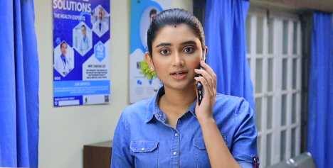 এই পর্যন্ত প্রোমোতে দেখানো হয়েছে। ইঙ্গিত দেওয়া হয়েছে, জগদ্ধাত্রীর জীবনেও বদল ঘটতে চলেছে, আসতে চলেছে একটা সুখবর। এই প্রোমো দেখে অনুরাগীরা অনেকেই প্রত্যাশা করছেন, জগদ্ধাত্রী অন্তঃসত্ত্বা। তার ও স্বয়ম্ভূর মধ্যে আসতে চলেছে নতুন অতিথি।