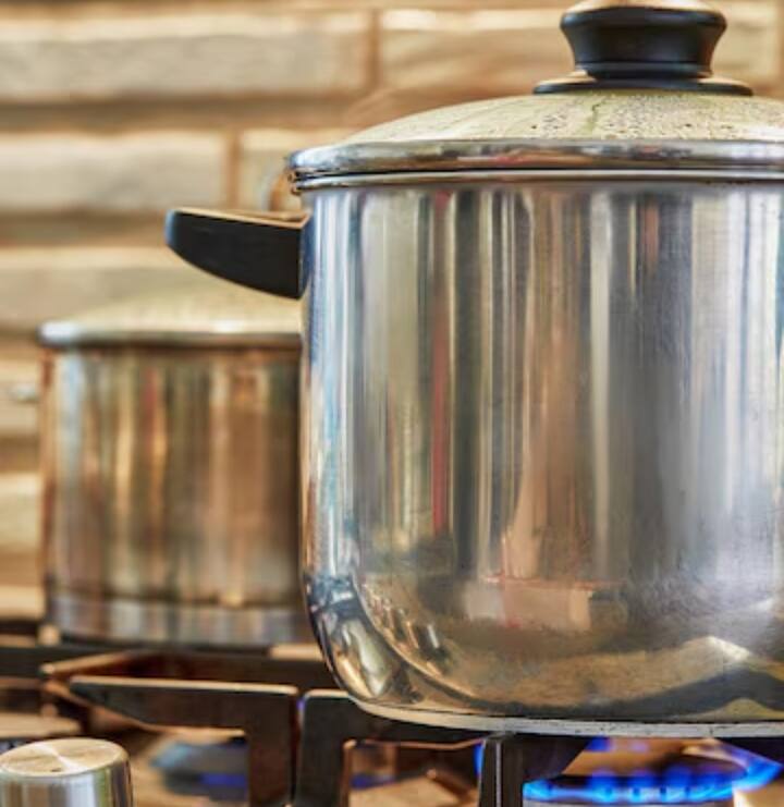 सामक चावल को धोकर सारी सामग्री तैयार रख लीजिए.