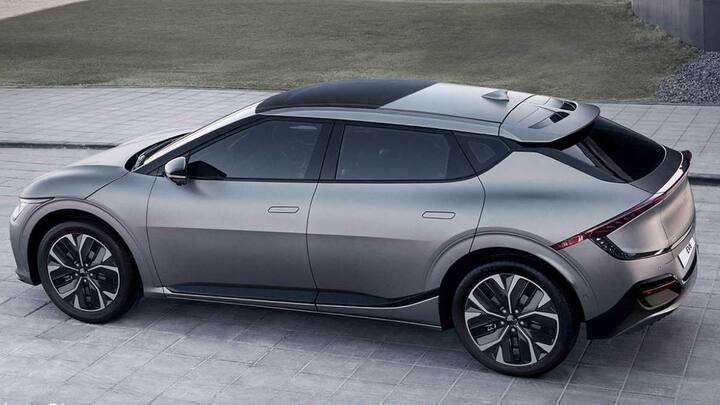 Kia EV6 भी इस लिस्ट में शामिल है. ये कार एक बार की चार्जिंग में 708 किलोमीटर की दूरी तय कर सकती है. वहीं केवल 18 मिनट में ये कार 10 फीसदी से 80 फीसदी की चार्जिंग कर सकती है. किआ ईवी 6 की एक्स-शोरूम प्राइस 60.95 लाख रुपये से शुरू होकर 65.95 लाख रुपये तक जाती है.