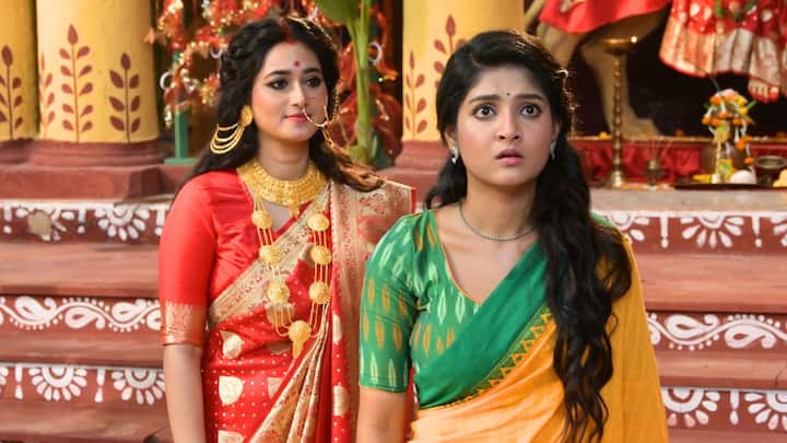 এই গ্রামে আসে অষ্টমী। ২১ বছরের এই মেয়েটি কাজ করত কলকাতার একটি হাসপাতালে। তবে নিজের জীবনের নতুন অধ্যায় শুরু করার জন্য অষ্টমী পৌঁছয় নবগ্রামে। একজন স্কুলশিক্ষিকা হয়ে। তবে এই গ্রামে পা রেখেই যেন বদলে যায় অষ্টমীর জীবন। তার সঙ্গে যা যা ঘটতে থাকে, যা যা হতে থাকে.. সবই যেন আগে ঘটে গিয়েছে তার সঙ্গে। অনেকটা 'দেজাভু'-র মতো।