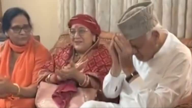 National Conference President Farooq Abdullah Ram Bhajan Public Reaction Video Viral Watch: जब फारूक अब्दुल्ला ने गाया श्रीराम का भजन, आसपास बैठे लोगों ने कुछ ऐसी दी प्रतिक्रिया