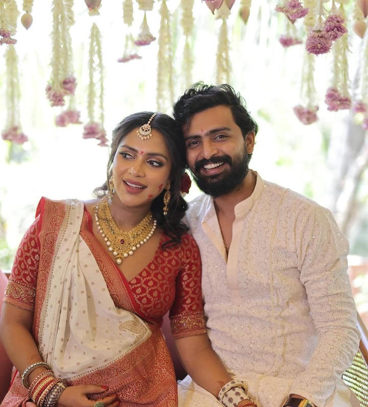 అమలా పాల్ ఇప్పటివరకు తన ప్రెగెంట్ ఫోటోలు, వీడియోలతో బాగా అలరించింది. తాజాగా ఆమె సీమంతం చేసుకున్న ఫోటోలు సోషల్ మీడియాలో పోస్ట్ చేసింది. (Images Source : Instagram/AmalaPaul)