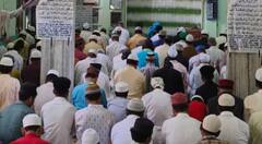 IN Pics: गोरखपुर में जुमे की नमाज अदा कर मांगी अमन-शांति की दुआ, ईद जैसा दिखा माहौल