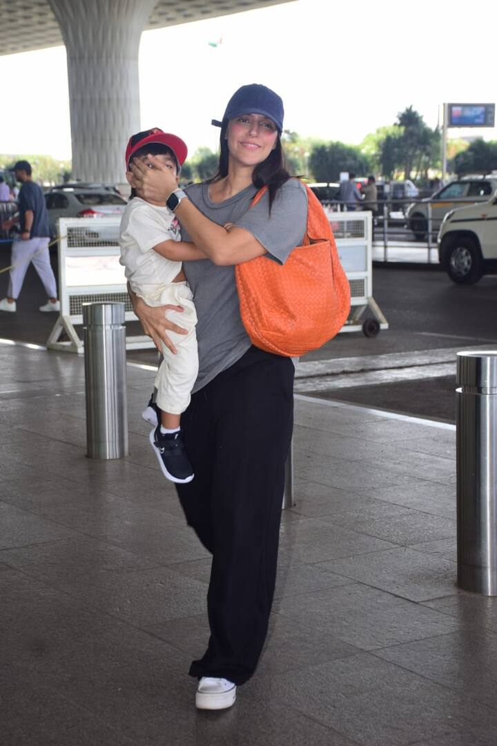 वहीं एक्ट्रेस नेहा धूपिया भी शुक्रवार को अपने पति और बच्चों के साथ एयरपोर्ट पर नजर आई. इस दौरान एक्ट्रेस ने अपने बेटे को गोद में लिया हुआ था. जिसका चेहरा उन्होंने हाथ से छुपाया था.