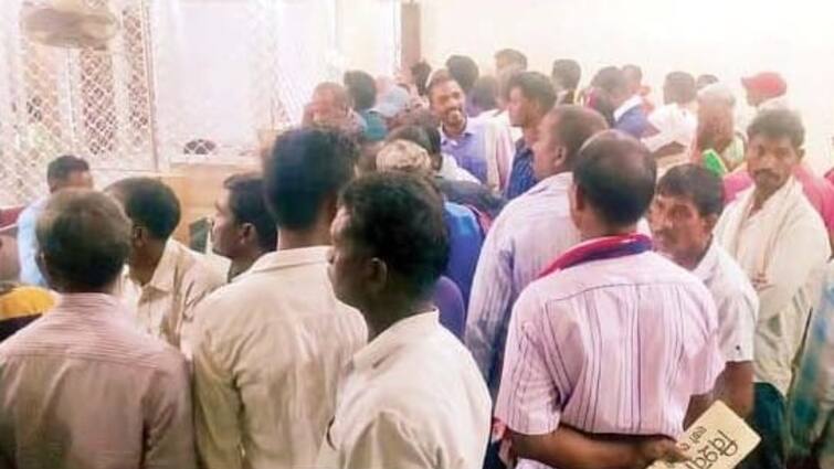 Ambikapur Cooperative Bank Cash Crisis farmers wait for hours ann Ambikapur News: बैंकों में नगदी की किल्लत, भीषण गर्मी में धक्के खाने के बाद भी खाली हाथ लौट रहे किसान