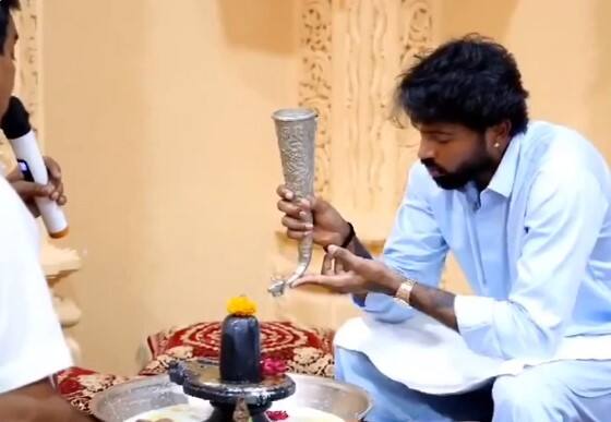 Hardik pandya offers prayers at somnath temple  Watch: મુંબઈની સતત હાર બાદ મહાદેવના શરણે હાર્દિક પંડ્યા, સોમનાથ મંદિરમાં કરી પૂજા 