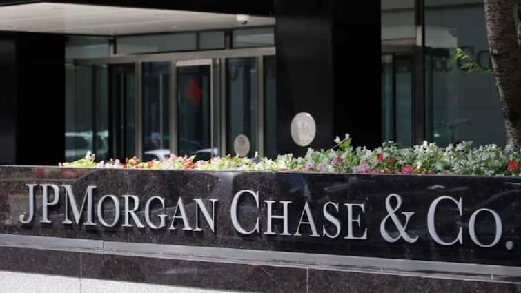 JP Morgan ex employees gets 292 crore compensation from company due to this reason know details जेपी मॉर्गन को पूर्व कर्मचारी को देना पड़ा 292 करोड़ रुपये का मुआवजा, जानें वजह