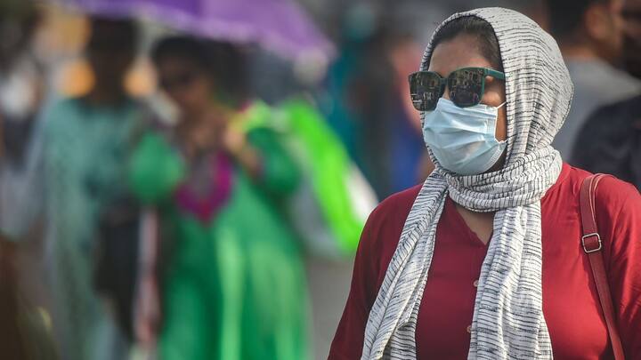 শরীর তার ভিতরের তাপের ভারসাম্য বজায় রাখে নিজস্ব শারীরবৃত্তীয় কৌশলে। কিন্তু এখন রোদের তাপ এতটাই বেশি যে শরীর থেকে প্রচুর জল বেরিয়ে যাচ্ছে। শরীর তখন সেই ব্যালেন্সটা দরে রাখতে পারছে না। ফলে পথে-ঘাটে মানুষ অসুস্থ হয়ে পড়ছেন। অনেক সময়ই অজ্ঞান হয়ে পড়ার মত পরিস্থিতি হচ্ছে। ব্ল্যাক আউট হচ্ছে। এটাই হিট স্ট্রোক। 