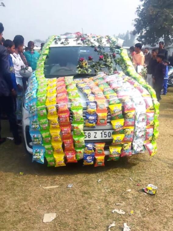 चिप्स के पैकेटों से सजाई दूल्हे की कार, वीडियो देखा क्या?