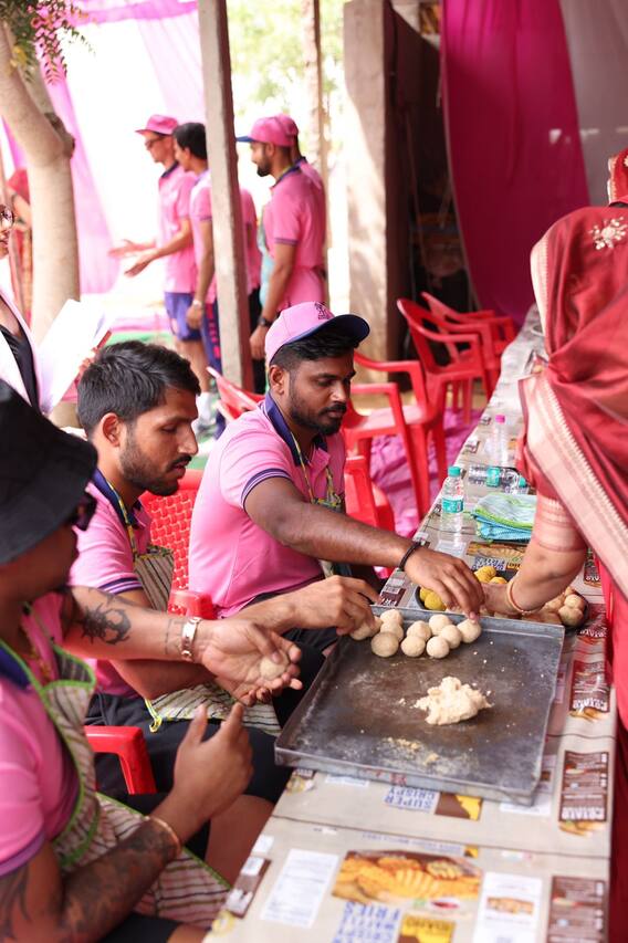 আইপিএলের ফাঁকেই কেউ বানালেন মিষ্টি, কেউ গাঁথলেন ইট