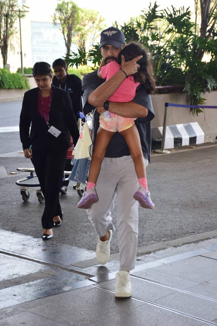 वहीं एक्ट्रेस के पति और एक्टर अंगद बेदी अपनी लाडली बेटी को गोद में लिए हुए एयरपोर्ट पर देखे गए.