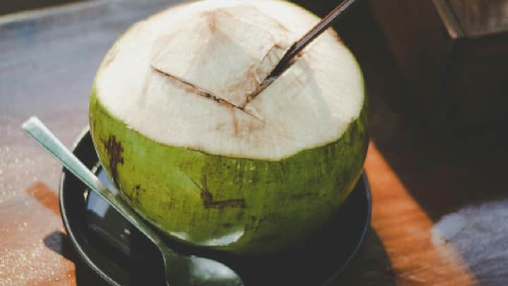 Coconut Water : जाणून घ्या नारळ पाण्याचे काय फायदे आहेत...