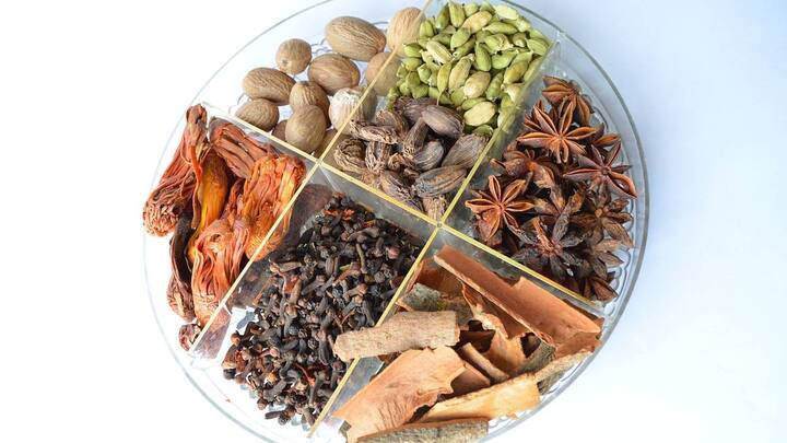 इलायची में पोटैशियम और मैग्नीशियम दोनों होता है जो कई सारी समस्याओं से छुटकारा दिलाता है. जैसे- हार्ट की बीमारी, हाई बीपी, कब्ज, गैस, एसिडिटी,अस्थमा की बीमारी में फायदेमंद है.