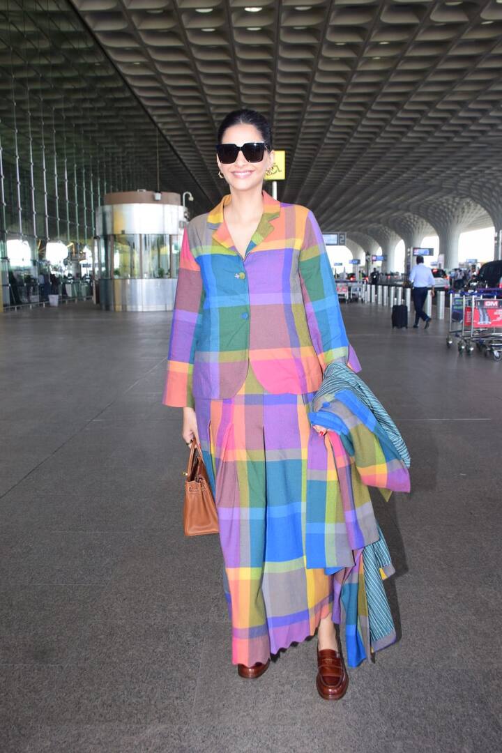 बॉलीवुड की फैशन डीवा सोनम कपूर भी एयरपोर्ट पर स्पॉट की गई. उन्होंने मल्टीकलर के ब्लेजर के साथ मैचिंग स्कर्ट पहने हुई नजर आईं.