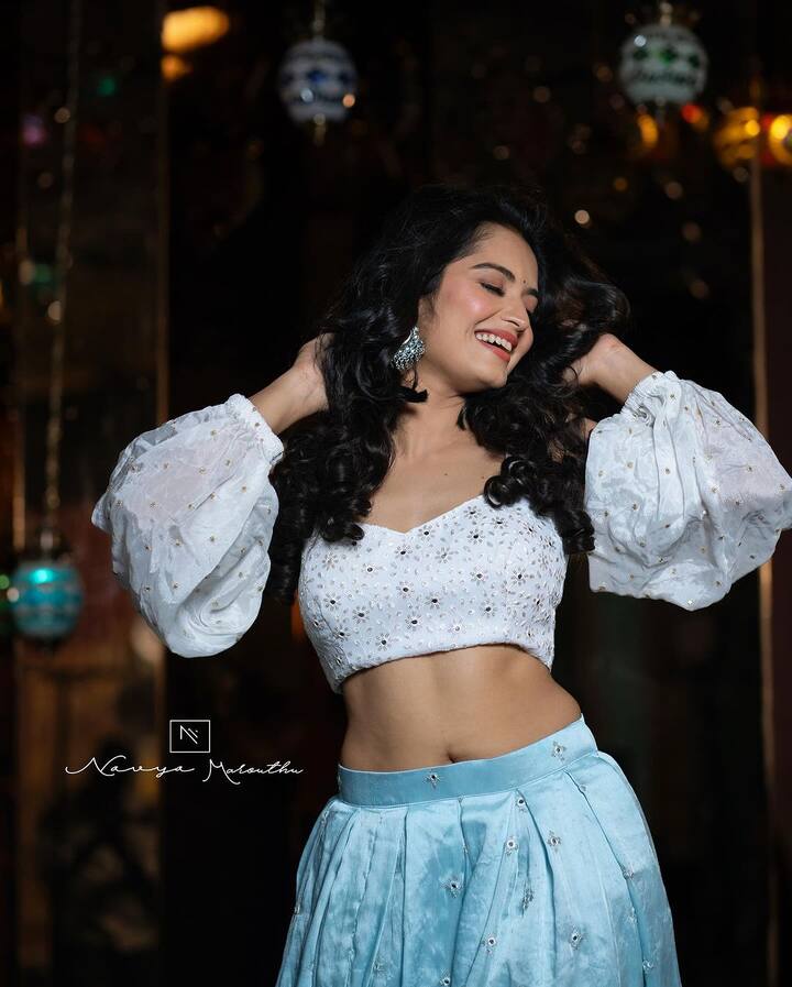బిగ్బాస్తో మరింత మంది ఆడియన్స్కు దగ్గరైంది ప్రియాంక. హౌజ్లో సీరియల్స్ బ్యాచ్తో కలిసి ఈమె చేసిన రచ్చ అంతా ఇంత కాదు.(Images Source : Instagaram/priyankamjain)