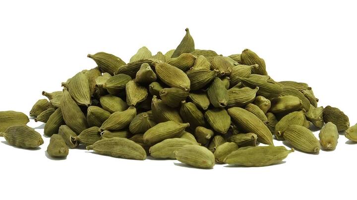 इलायची माउथ प्रेशनर की तरह काम करता है. साथ ही यह पाचन को भी बढ़ाता है. इलायची एक नेचुरल और खुशबूदार माउथ फ्रेशनर होता है.