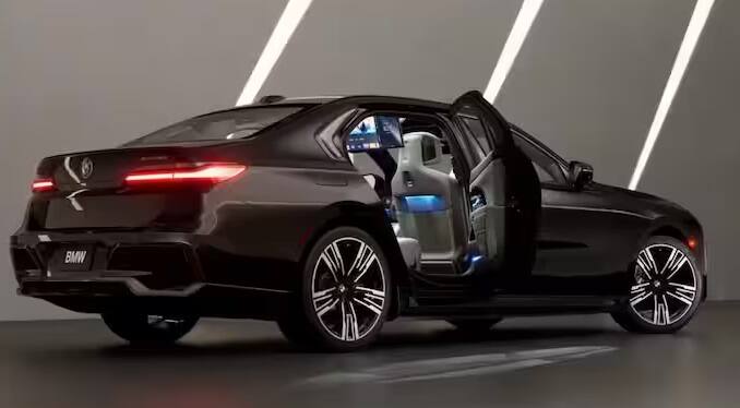 બજારમાં BMW i7 ઇલેક્ટ્રિક કારના ત્રણ મોડલ છે. આ ત્રણ મોડલ 274 માઈલથી 321 માઈલની રેન્જ ઓફર કરે છે. આ કારની એક્સ-શોરૂમ કિંમત 2.13 કરોડથી 2.50 કરોડ રૂપિયાની વચ્ચે છે.