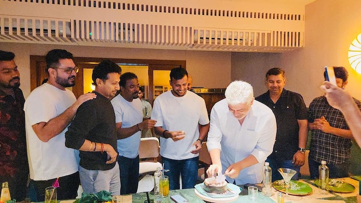 இவர் ஐ.பி.எலில் சன்ரைசர்ஸ் ஐதராபாத் அணிக்காக விளையாடி வருகிறார்.