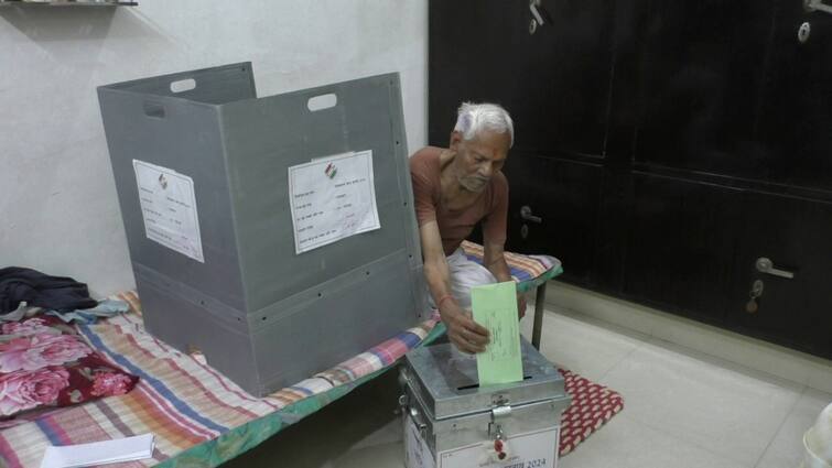 Lok Sabha elections start today first Phase door to door Voting process conducting ANN चुनाव के लिए मतदान प्रक्रिया शुरू, पहले चरण में घर-घर जाकर मतदान दल करा रहे वोटिंग