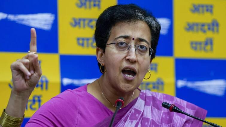 EC Seeks Response From AAP's Atishi Over 'Misleading' Poaching Claim EC notice to Atishi:  ਚੋਣ ਕਮਿਸ਼ਨ ਦਾ ਮੰਤਰੀ ਆਤਿਸ਼ੀ ਸਿੰਘ ਨੂੰ ਨੋਟਿਸ, ਬੀਜੇਪੀ ਜੁਆਇਨ ਦੀ ਪੇਸ਼ਕਸ਼ ਵਾਲੇ ਬਿਆਨ ਦੇਣ 'ਤੇ ਮੰਗ ਲਿਆ ਸਪੱਸ਼ਟੀਕਰਨ