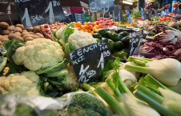 ਅਪਰੈਲ ਦਾ ਮਹੀਨਾ ਸ਼ੁਰੂ ਹੋ ਗਿਆ ਹੈ ਅਤੇ ਗਰਮੀ ਨੇ ਵੀ ਆਪਣੇ ਤੇਵਰ ਦਿਖਾਉਣੇ ਸ਼ੁਰੂ ਕਰ ਦਿੱਤੇ ਹਨ। ਅਜਿਹੇ 'ਚ ਫਸਲਾਂ ਖਰਾਬ ਹੋਣ ਦਾ ਖਤਰਾ ਵੀ ਵੱਧ ਗਿਆ ਹੈ। ਦਰਅਸਲ ਅੱਤ ਦੀ ਗਰਮੀ ਪੈਣ ਕਰਕੇ ਫਸਲਾਂ ਦੇ ਝੁਲਸਣ ਦਾ ਖਤਰਾ ਬਣਿਆ ਹੋਇਆ ਹੈ। ਇਸ ਤੋਂ ਇਲਾਵਾ ਇਨ੍ਹਾਂ ਦਿਨਾਂ ਵਿਚ ਕਈ ਇਲਾਕਿਆਂ ਵਿਚ ਹਨੇਰੀ, ਤੂਫਾਨ ਅਤੇ ਬਾਰਿਸ਼ ਵੀ ਸ਼ੁਰੂ ਹੋ ਜਾਂਦੀ ਹੈ, ਜਿਸ ਦਾ ਸਿੱਧਾ ਅਸਰ ਫਸਲਾਂ 'ਤੇ ਪੈਂਦਾ ਹੈ।