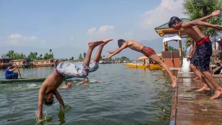 હવામાન વિભાગે ગોવા, કોસ્ટલ કર્ણાટક, કેરળ અને માહે, તમિલનાડુ, પુડુચેરી અને કરાઈકલમાં ભેજવાળા પવના કારણએ વરસાદની હવામાનની આગાહી કરી છે. કર્ણાટકની રાજધાની બેંગલુરુમાં વરસાદની સંભાવના છે. આવતા સપ્તાહથી વરસાદ શરૂ થઈ શકે છે.