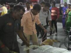 கரூரில் முக்கிய இடங்களில் மோப்ப நாய் உதவியுடன் வெடிகுண்டு சோதனை