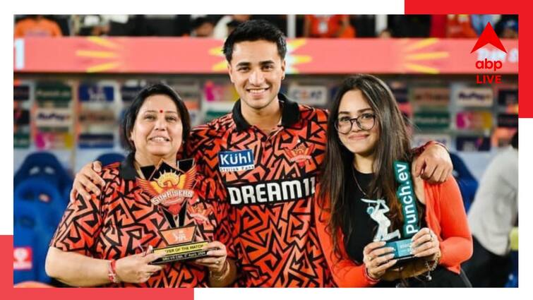 IPL 2024: SRH's Abhishek Sharma posts heartwarming picture with mother, sister following win over CSK get to know IPL 2024: ধোনির চোখের সামনেই ব্যাট হাতে চোখরাঙানি অভিষেকের, মা-বোনকে পাশে নিয়ে তুললেন ছবিও