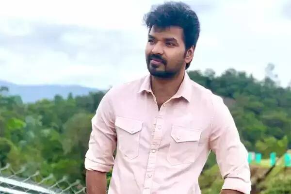 இசை மீதும் ஆர்வம் கொண்ட ஜெய் லண்டன் டிரினிட்டி கல்லூரியில் கீபோர்டில் ஐந்தாம் நிலை வரை படித்துள்ளார். படங்களுக்கு இசையமைக்க வேண்டும் என்ற விருப்பமும் உள்ளது.