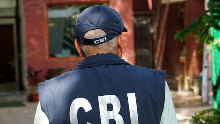 CBI Raid In App based fraudulent Case massive nation wide search operation covering 30 locations across 10 States and UT CBI Raid: ऐप आधारित धोखाधड़ी के मामले में सीबीआई का एक्शन, दिल्ली से लेकर तमिलनाडु तक छापेमारी