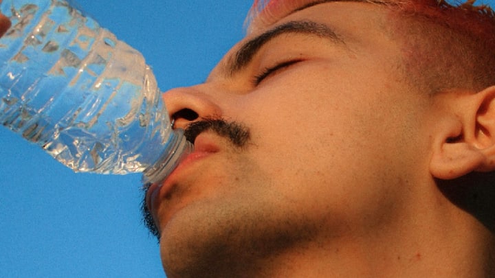 Drinking Cold Water : एप्रिल महिना सुरू झाला असला तरी कडक उन्हामुळे नागरिकांची अवस्था दयनीय झाली आहे.उन्हाळा आला की लोक फ्रीजमधून थंड पाणी काढून पिण्यास सुरुवात करतात.