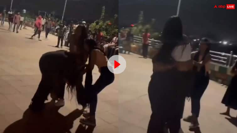 Bilaspur girls fight on road video goes viral internet users reacted chhattisgarh news Viral Video: बीच सड़क पर पापा की परियों ने मचाया कोहराम, उखाड़ लिए बाल, खूब बरसाए लात-घूंसे