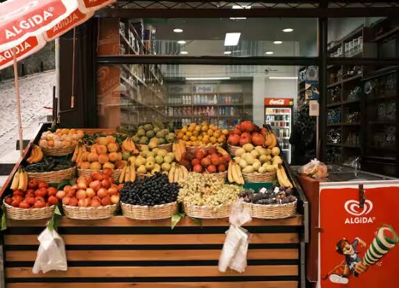 ਅਜਿਹੇ 'ਚ ਅੰਦਾਜ਼ਾ ਲਗਾਇਆ ਜਾ ਰਿਹਾ ਹੈ ਕਿ ਆਉਣ ਵਾਲੇ ਦਿਨਾਂ 'ਚ ਸਬਜ਼ੀਆਂ ਅਤੇ ਫਲਾਂ ਦੀਆਂ ਕੀਮਤਾਂ 'ਚ ਵਾਧਾ ਹੋ ਸਕਦਾ ਹੈ। ਮਹਿੰਗੇ ਫਲਾਂ ਅਤੇ ਸਬਜ਼ੀਆਂ ਵਿੱਚ ਕੇਲਾ, ਸੰਤਰਾ, ਮੌਸਮੀ, ਅਨਾਰ, ਅੰਗੂਰ ਆਦਿ ਸ਼ਾਮਲ ਹੋ ਸਕਦੇ ਹਨ।