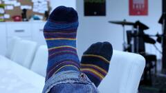 Wearing Socks : जास्त वेळ पायात मोजे घालण्याचे 'हे' आहेत दुष्परिणाम!