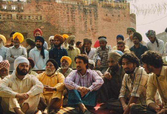 ਇਨ੍ਹਾਂ ਤਸਵੀਰਾਂ ਰਾਹੀਂ ਕਲਾਕਾਰ ਮਰਹੂਮ ਗਾਇਕ ਅਮਰ ਸਿੰਘ ਚਮਕੀਲਾ ਨਾਲ ਜੁੜੀਆਂ ਯਾਦਾਂ ਨੂੰ ਤਾਜ਼ਾ ਕਰ ਰਹੇ ਹਨ।